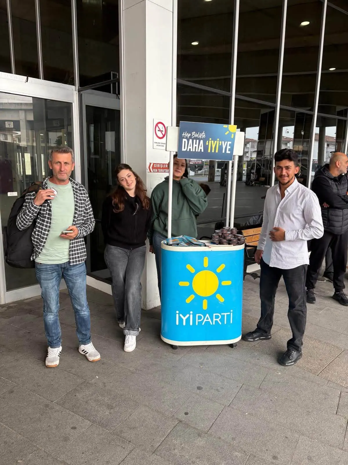 İYİ Parti Düzce Gençlik Kolları Üniversite Öğrencilerini Terminalde Karşıladı — görsel 5