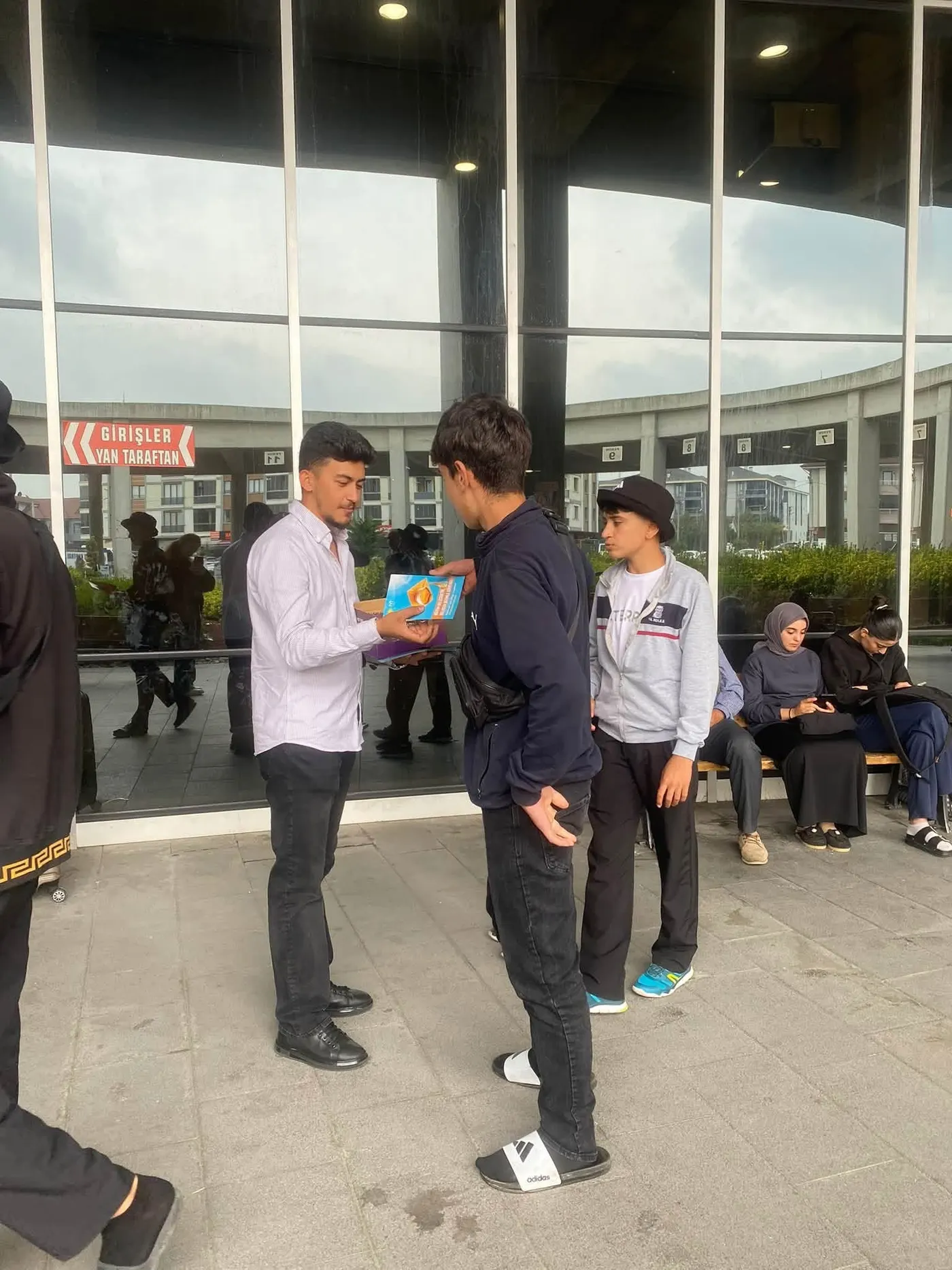 İYİ Parti Düzce Gençlik Kolları Üniversite Öğrencilerini Terminalde Karşıladı — görsel 6